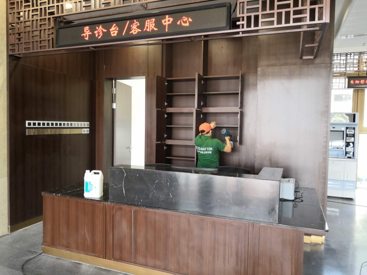 醫(yī)院導診臺全方位噴涂施工 醫(yī)院導診臺全方位噴涂施工