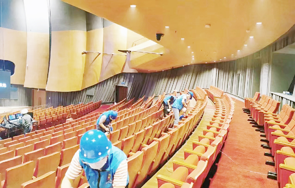 絲路歡樂(lè)世界劇院桌椅噴涂施工 絲路歡樂(lè)世界劇院桌椅噴涂施工